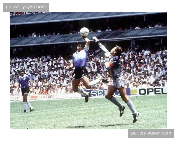 “玫瑰德比”趣味一幕：热那亚球迷看台展示巨幅马拉多纳画像